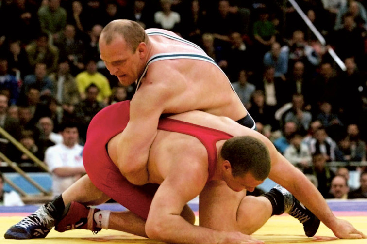 MOS05D:MOSCOW,16APR00 - Alexander Karelin of Russia (above) wrestles with Sergej Mureiko of Bulgaria in the final of the 130kg Greco-Roman wrestling European Championship in Moscow April 16. Karelin won the gold medal.  gd/Photo by Grigory Dukor REUTERS